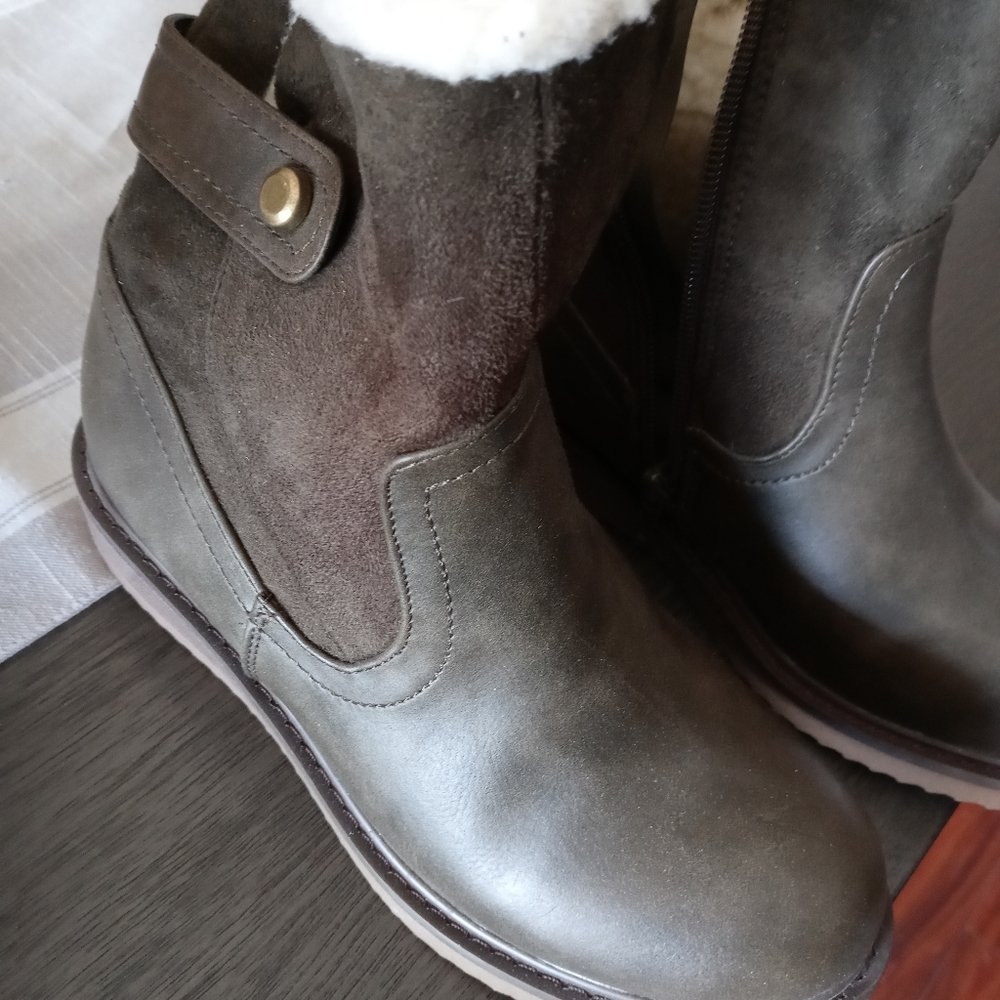 Boots - Picture 4 of 6